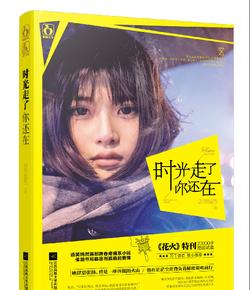 54岁温兆伦携妻女逛街，亲自喂食3岁女儿父爱满满！