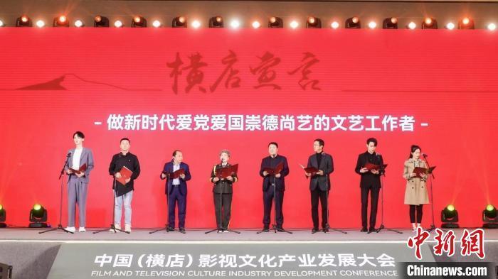 路面出现大面积冰冻,南京江北新区综合行政执法部门抢在早高峰前排险